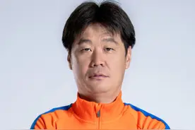 山东鲁能泰山队新赛季官方标准照，主教练李霄鹏携29名队员拍摄图片