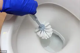 女孩刚参加工作，领导就安排她洗马桶，她坚持下来，工作突飞猛进图片