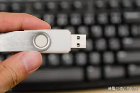 电脑识别不到U盘怎么办？终于对U盘下手了，这波操作我服了图片