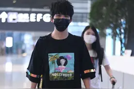 大张伟现身机场，潮牌印花T搭配渐变色裤子，潮流十足图片