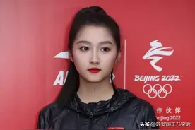街拍：关晓彤穿安踏运动套装出席活动，时尚造型尽显运动休闲图片