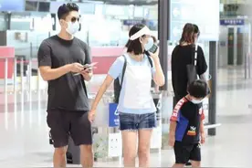 凌潇肃一家好接地气，全穿T恤搭短裤亮相，儿子身材结实变小胖墩图片