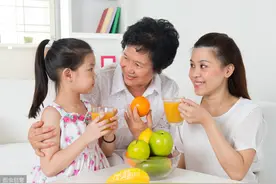 奶奶带娃，喜欢这些食物给孩子做早餐吃，没有营养，还影响健康图片