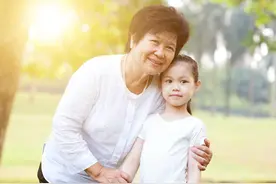 父母该不该帮忙带孙子？三对60岁老年夫妻，给出完全不同的回答图片