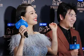 吉娜朗朗好甜蜜，活动现场摸孕肚调皮互动，6个月穿裙子依然苗条图片