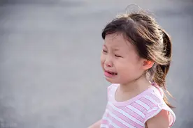 孩子演讲一言不发，妈妈在幼儿园发飙，3大方法让娃学会自信表达图片