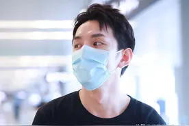 街拍：李佳琦穿黑T恤配牛仔裤搭小白鞋，尽显阳光休闲图片