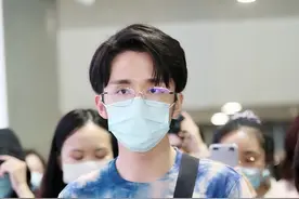 解锁新造型！张新成获粉丝簇拥人气爆棚，装扮精致秀“眼镜杀”图片