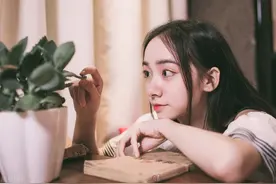 故事：我和他只是朋友，却又会借着酒醉接吻图片