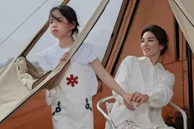 黄奕首携女儿拍大片，7岁铛铛气质初显美翻，模样像爸气质却像妈图片