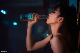 暴饮暴食的那个女孩，怎么样了？半夜跑到卫生间催吐，吐到见血丝图片