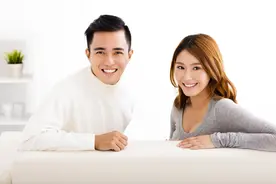 丈夫手机来信息，我替他看了：我老公出差，你能来我家陪我吗图片