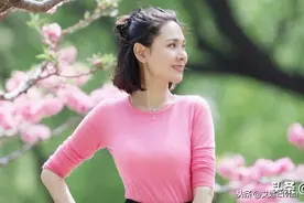 43岁程莉莎婚后身材更丰满，罕见粉色打底衫，这“马蜂腰”太招摇图片