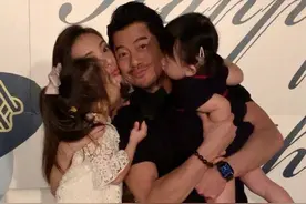 郭富城55岁生日秀恩爱，站C位被妻女簇拥亲吻，满脸幸福藏不住图片