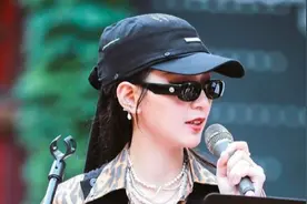 周笔畅发型选对了！及腰长发配豹纹衬衫优雅精致，越来越有女人味图片
