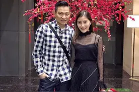 刘德华小姨子穿紧身裙晒超大孕肚 身后名牌包柜价值百万图片