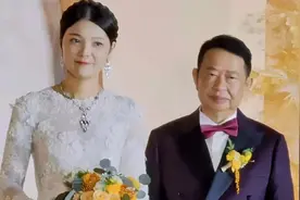 靠美貌上位？63岁老总娶38岁美娇妻，婚姻的背后，没那么简单图片