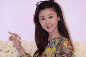 李小萌终于换风格，穿民族风印花裙配长直发，娃娃脸太减龄了图片