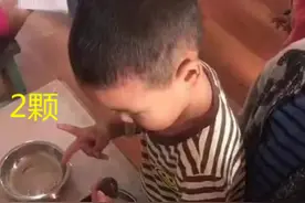 幼儿园老师分葡萄，每人只能拿三颗，这位“实在宝宝”逗笑老师图片