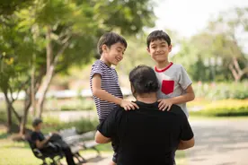 下跪行乞：为救儿命，好继父演绎世间绝唱图片