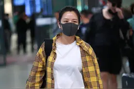 何洁身材“矮胖”却敢穿，牛仔裤撑得真满，小腿大腿分区真不明显图片