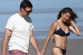 超模吉娘娘穿比基尼和老公海滩亲吻撒狗粮！秀紧致马甲线，羡慕了图片