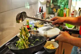 厨房做饭太热，放个便携风扇图片