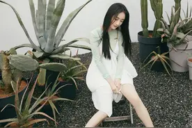 杨幂不愧是“腿精本精”，一双美腿又细又长，还白成一道光图片