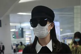 佘诗曼一身英伦风穿搭现身机场，还是当年的女神模样图片
