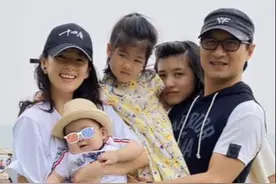 章子怡首晒儿子打码正脸照，网友评其像妈妈，一家五口合照超温馨图片