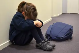 孩子在公众场合吵闹不止，家长不要当众打骂孩子，留下童年阴影图片