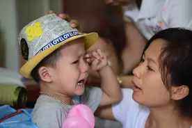 孩子在公共场合哭闹，作为家长应该制止吗，为什么？图片