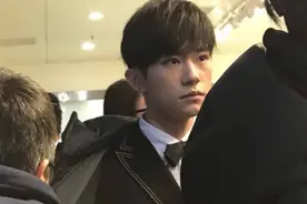 路人镜头下抓拍的易烊千玺！生图好能打图片