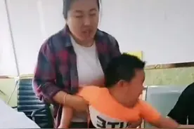妹妹打疫苗，哥哥拿玩具枪守护，网友：妹妹以后可以横着走路了图片