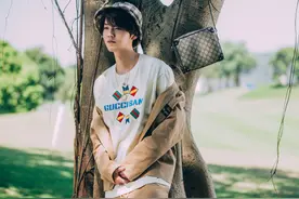 鹿晗最新Look，慵懒卷发搭配卡其色工装，干净清爽的日系少年上线图片