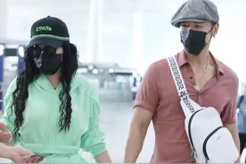 跳累了？钟丽缇和老公张伦硕低调赶行程，手拉手没有展现舞姿图片