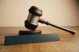 老人住院时摔了一跤，医院被判赔偿10万元图片