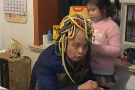 孙女用玩具把爷爷变成“美杜莎”，老人淡定嗑瓜子：使劲折腾吧图片