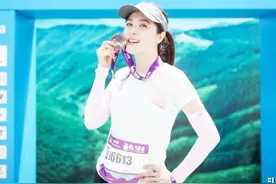 44岁曾黎马拉松首秀太抢眼，穿健美T恤配运动裤，170高个美成焦点图片