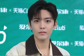 侯明昊身穿扎染衬衫现身直播，尽显青春活力又不失潮流图片