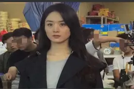 赵丽颖新戏拍摄，助理举黑伞保护捂得很严实！路人围堵场面火爆图片