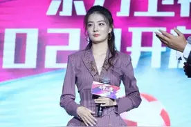 徐璐为显身材可真拼，穿西装配二分裤还搭束腰，身材好似“沙漏”图片