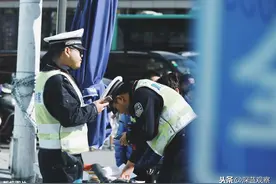 高温预警频发，警察，你为什么不穿短袖？图片