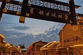 夜经济 | 铁道游击队影视城邀您免费逛夜市，每晚17:30与您不见不散图片