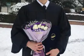 韩国家教老师因一张毕业照爆红！神仙颜值+六块腹肌+超级学霸图片