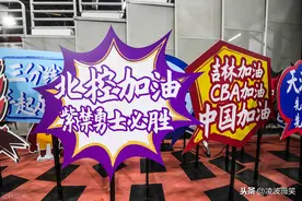 加油标识牌+卡通玩偶+各队球衣，CBA复赛东莞赛区场馆装饰曝光图片