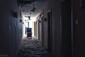 故事：玩密室逃脱，我嘲笑好友胆小呼救，下一秒却发现他真的遇害图片