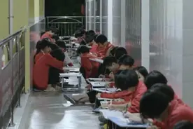 泪目，“填鸭式教育”创高考奇迹，劳模校长却被查出17种疾病图片