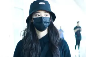 欧阳娜娜衣品了得，穿迷彩阔腿裤配卫衣超显瘦，“蚂蚁腰”抢镜了图片