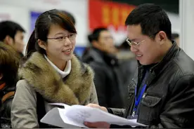 应届生工资比老员工还高：老HR揭密，为什么你的工龄不值钱了？图片